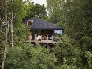 1 Bedroom Blackcap Treehouse Cabin with an Outdoor Copper Bath in Private Woodland near Crediton, Devon, England